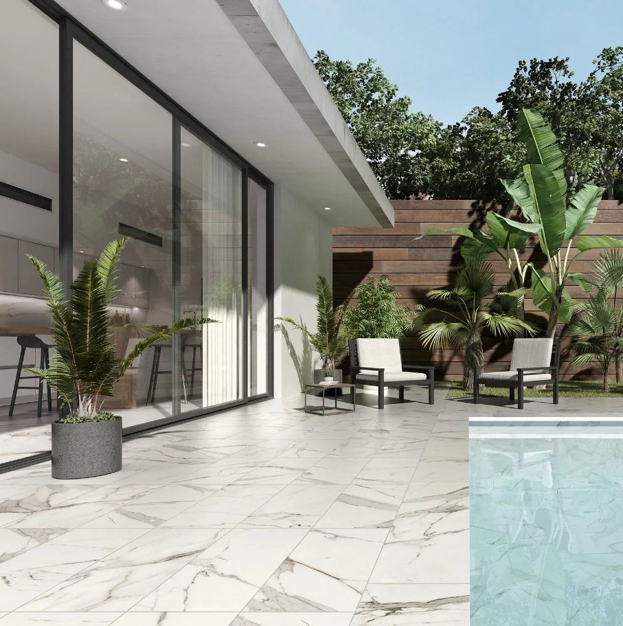 Piscine-de-Luxe-_-Le-Carrelage-Effet-Marbre-pour-un-Espace-Exterieur-Chic-et-Sophistique